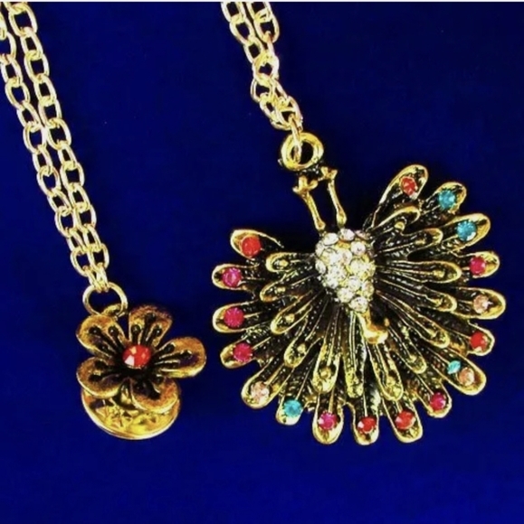 New Pave Crystal Rhinestone Gold Peacock Flower Chaining Pin Brooch. - Picture 3 of 4